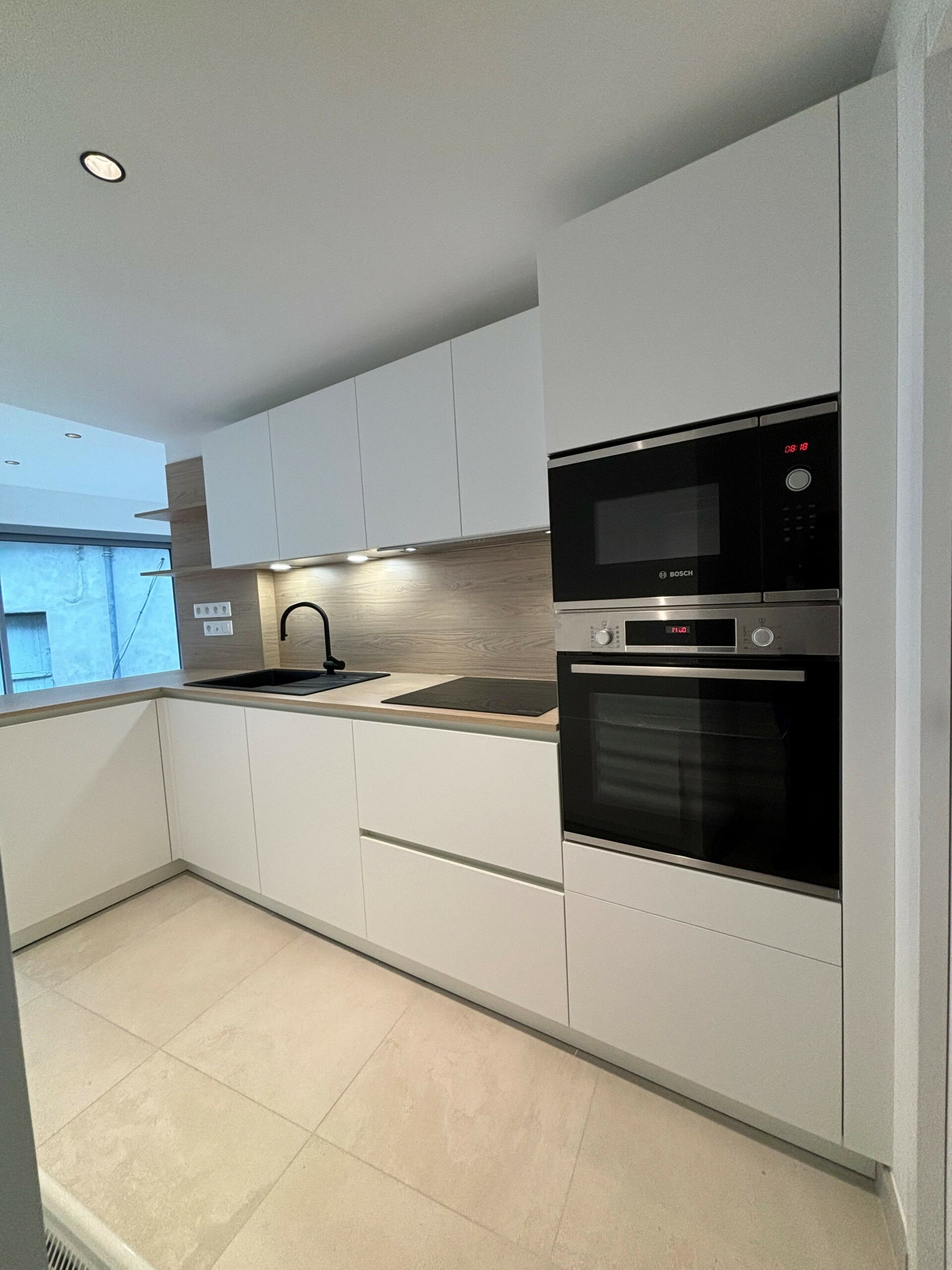 Cuisine Armony Cucine en laqué blanc mat et plan de travail finition bois installée à Sucé-sur-Erdre par Cuisines de l'Erdre.