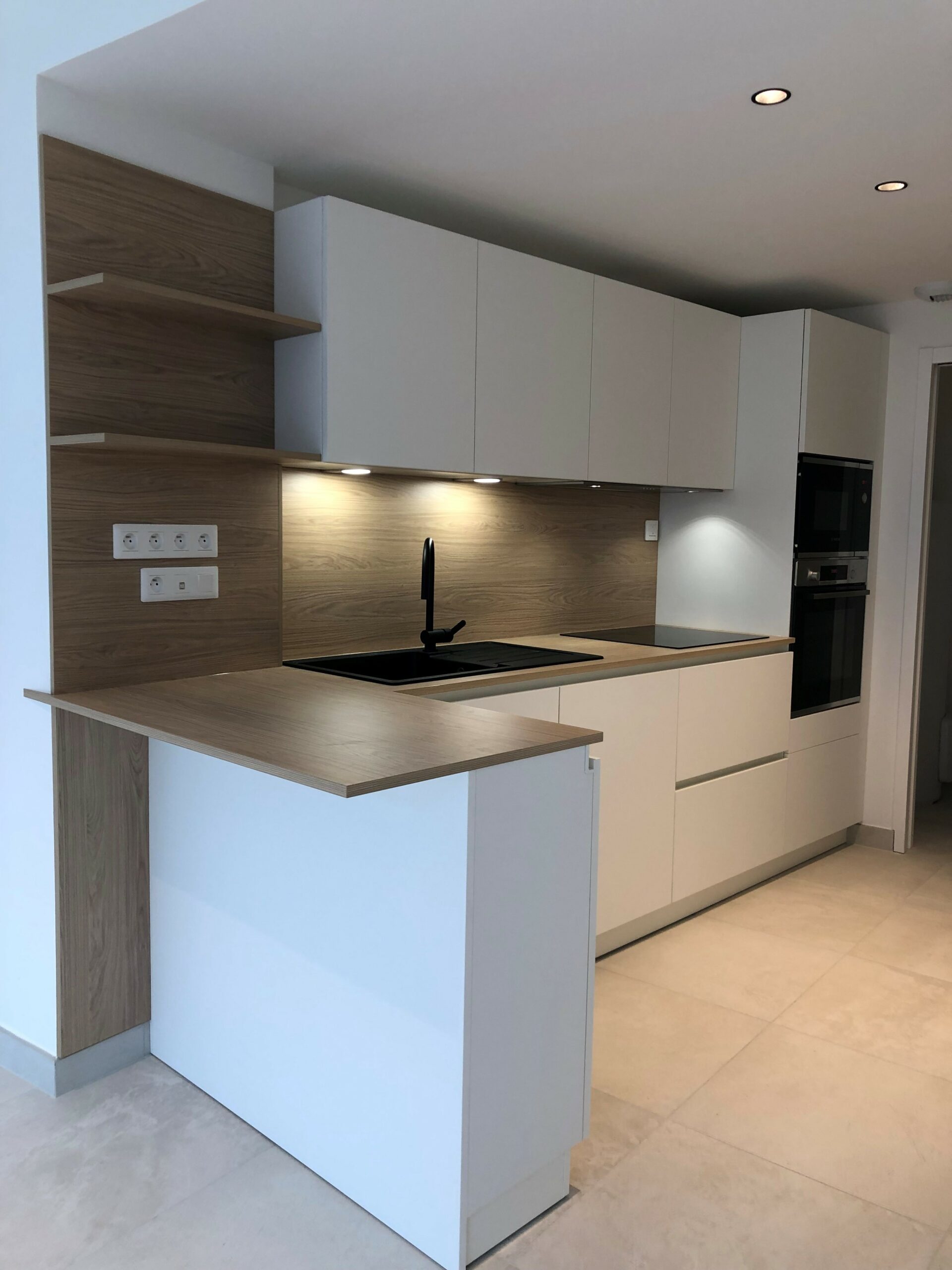 Aménagement d'un bar de cuisine avec panneau mural en bois et étagères encastrées près de Nantes.