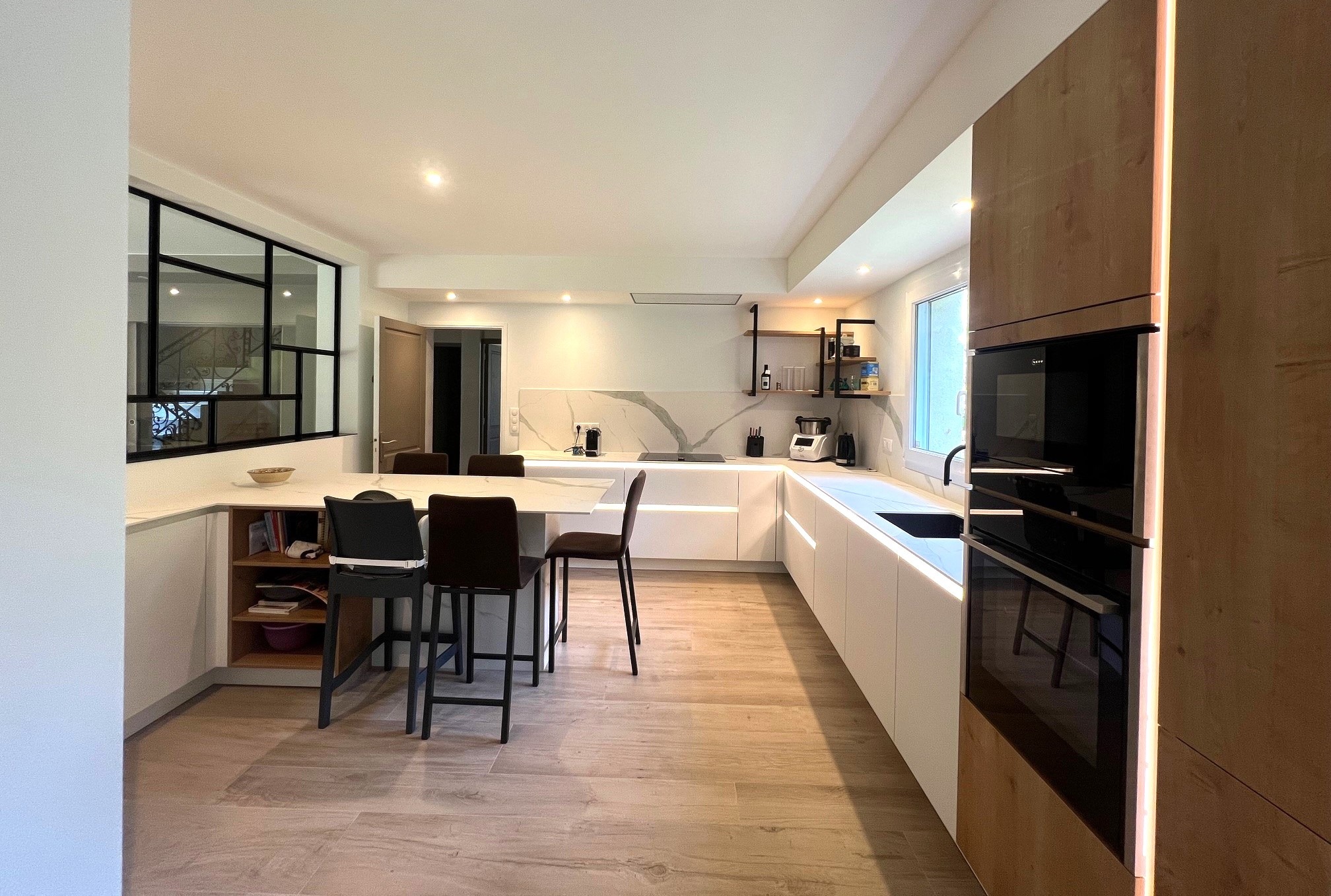 Coin repas avec verrière sur mesure en métal noir réalisée par un artisan de Loire-Atlantique.