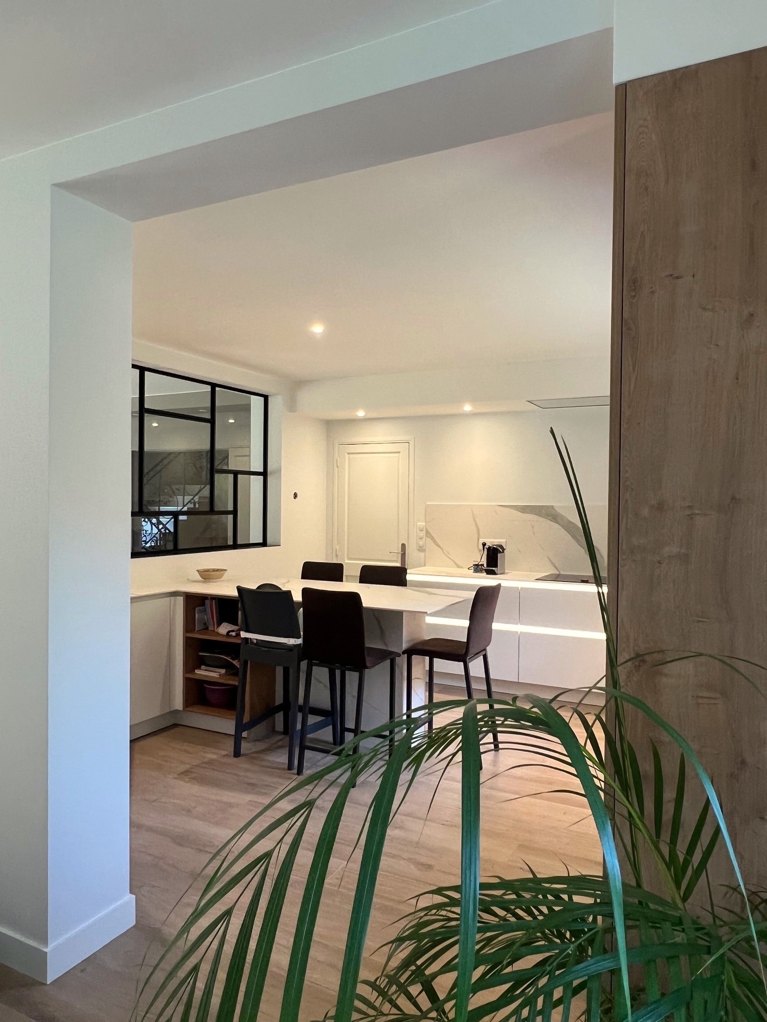 Bibliothèque sur mesure en bois encastrée avec meuble TV assorti par Cuisines de l'Erdre.