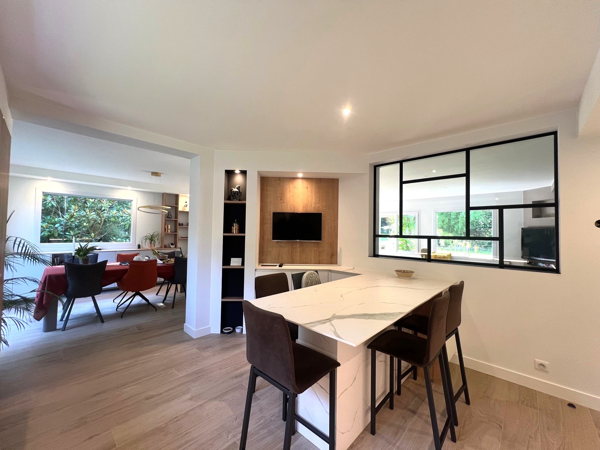 Cuisine haut de gamme Armony Cucine à Orvault avec plan de travail en Dekton Calacatta Michelangelo.