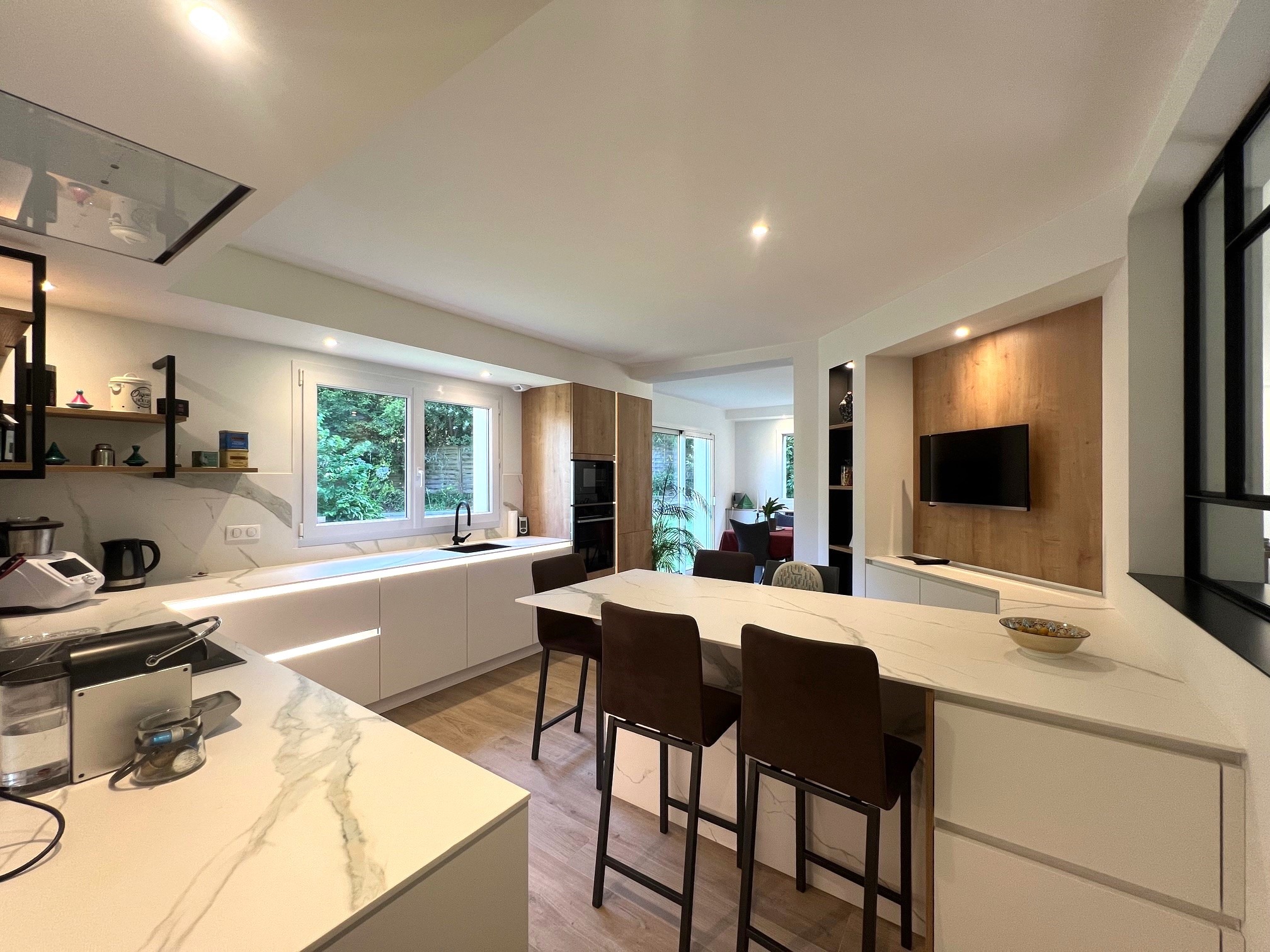 Cuisine haut de gamme Armony Cucine à Orvault avec plan de travail en Dekton Calacatta Michelangelo.