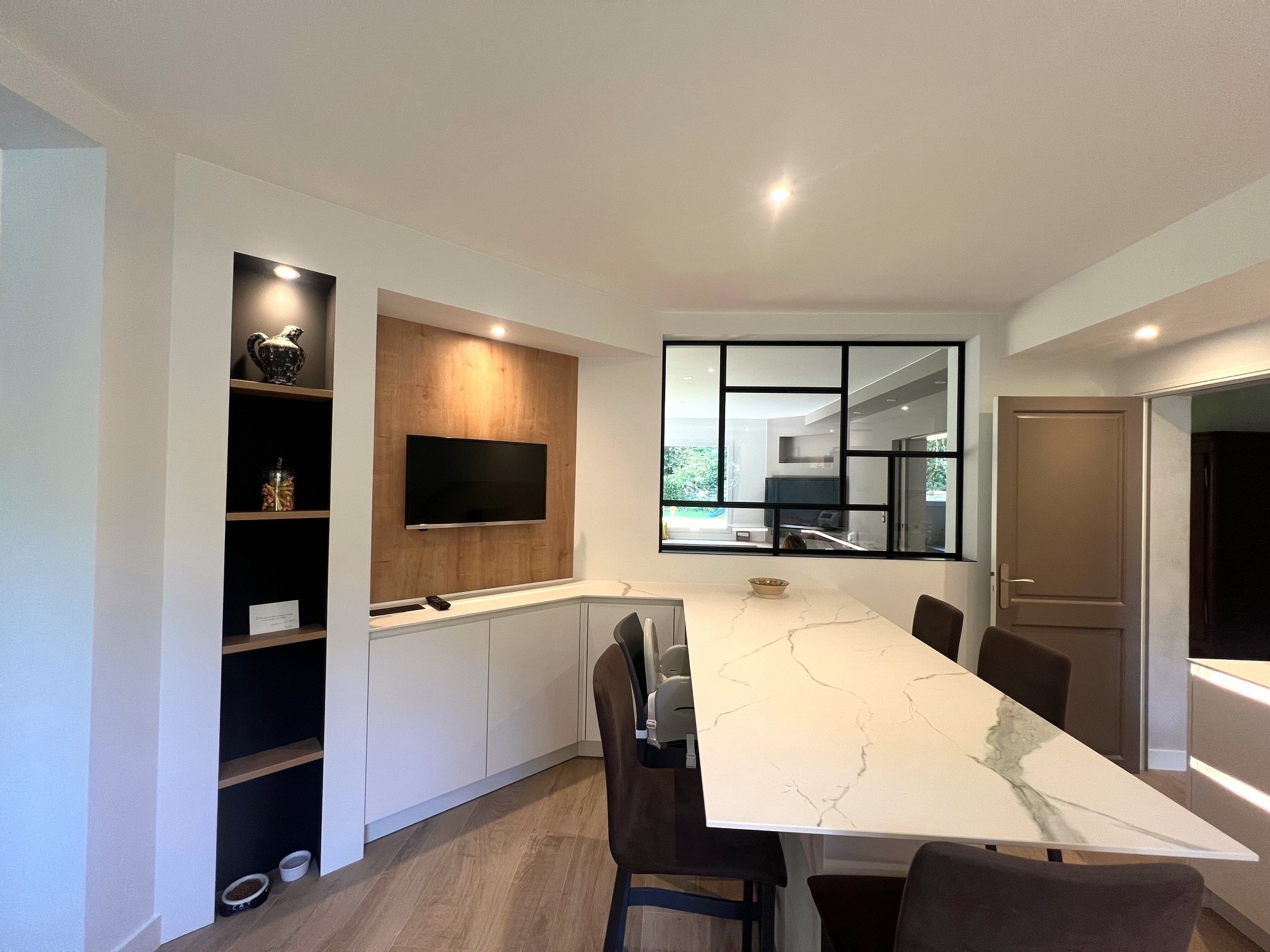 Plan de travail en céramique Dekton par Anjou Marbre et évier encastré avec robinetterie noire.