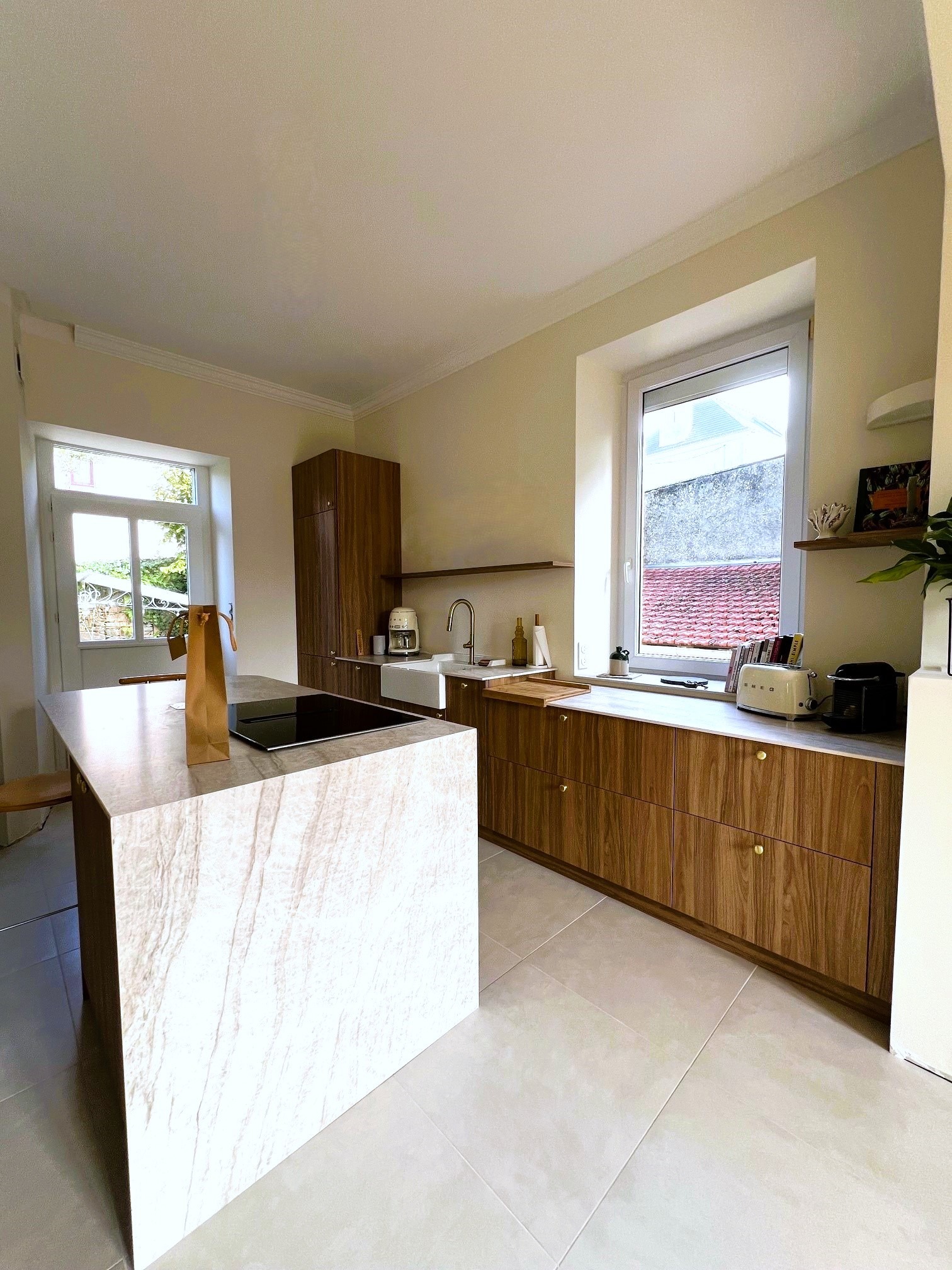 Cuisine haut de gamme Armony Cucine finition bois Noce Caramelo installée à Indre près de Nantes.