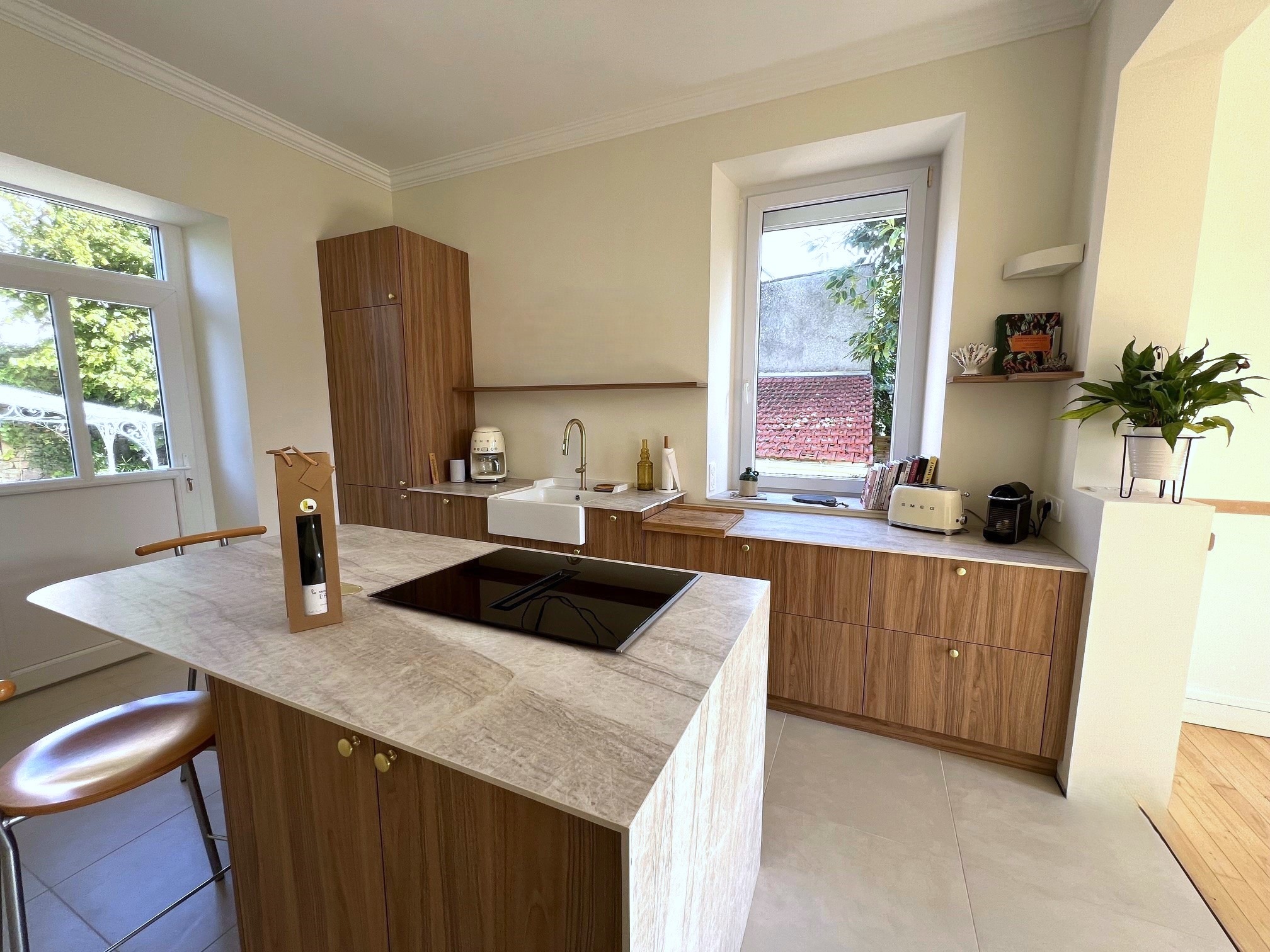 Îlot central avec plan de travail en Dekton céramique et plaque induction aspirante à Sucé-sur-Erdre.