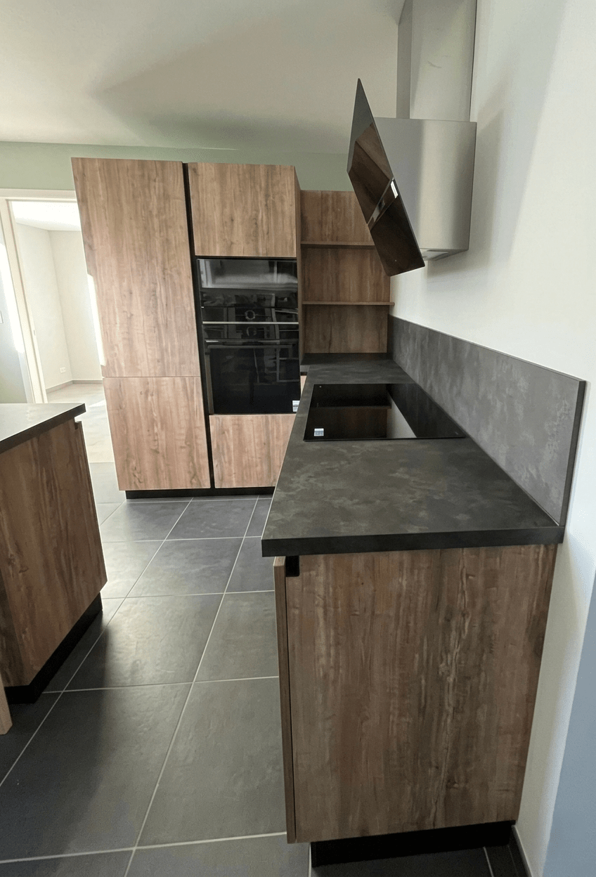 Îlot central de cuisine avec coin repas et rangements intégrés réalisé à Sucé-sur-Erdre près de Nantes.