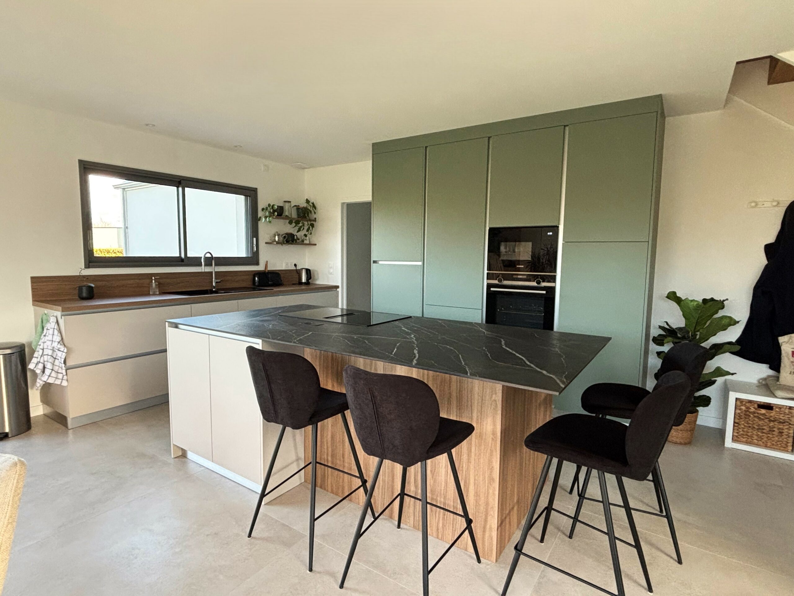 Cuisine contemporaine Armony Cucine installée à Nantes avec façades vert sauge et bois.