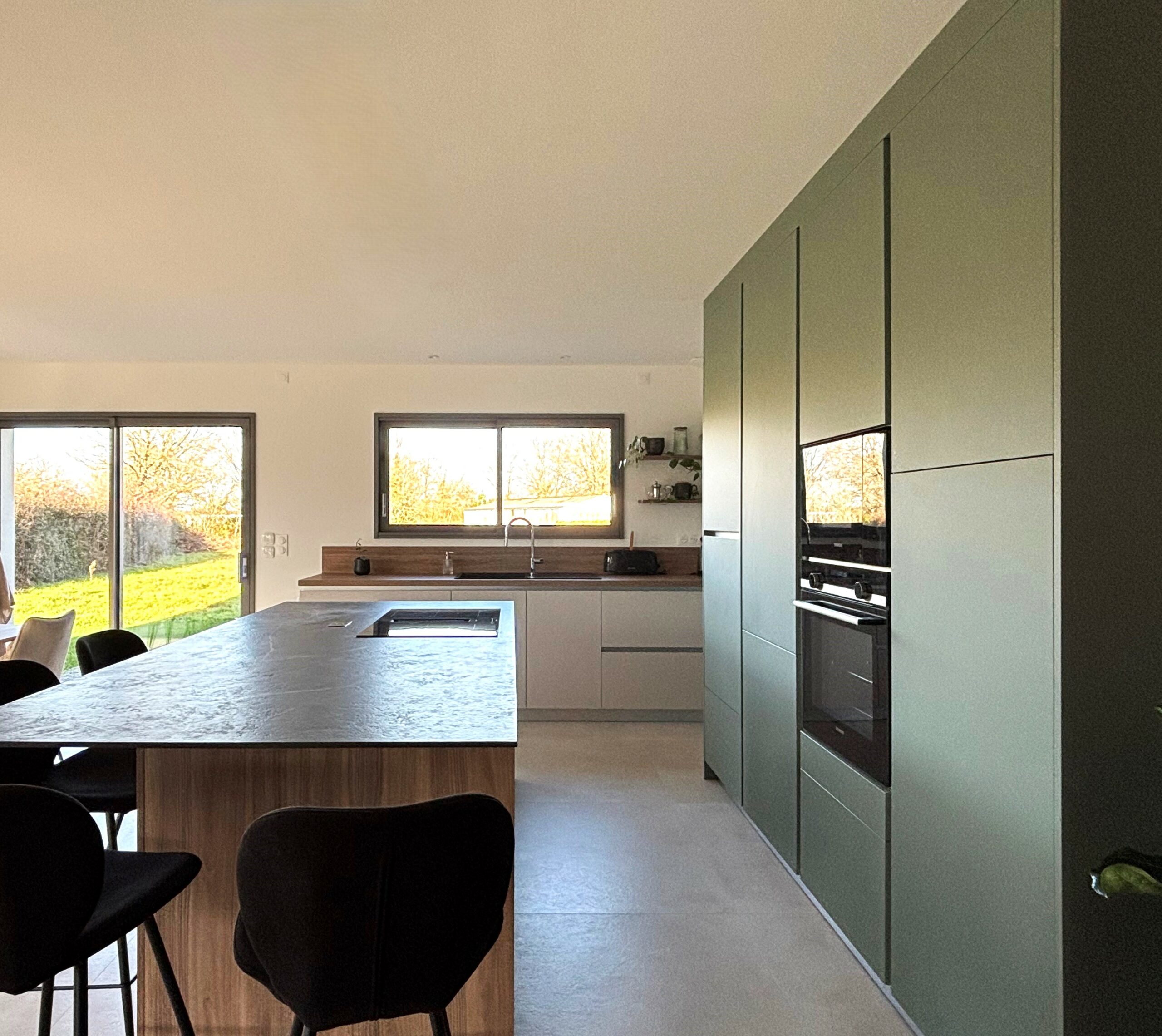 Plan de travail en céramique Laminam Calacatta Black façonné par Anjou Marbre.