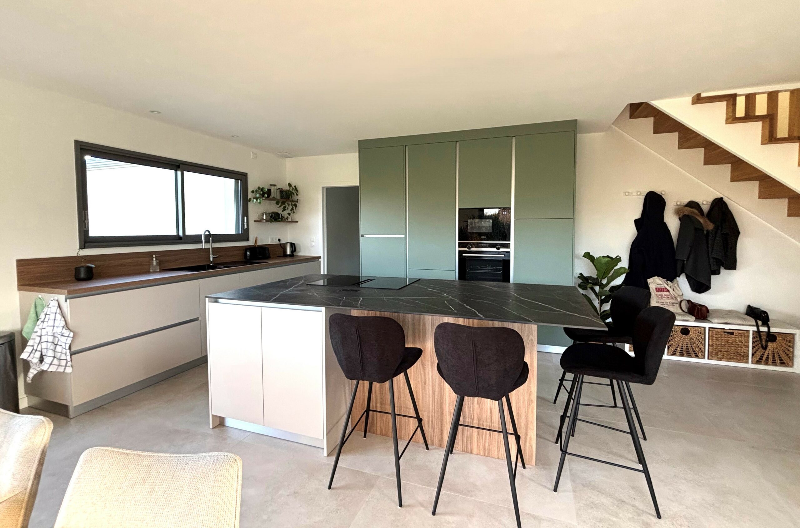 Cuisine contemporaine Armony Cucine installée à Nantes avec façades vert sauge et bois.