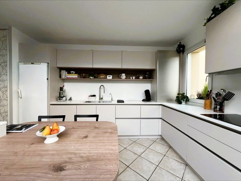 Cuisine Armony Cucine en laqué cachemire mat installée à Carquefou avec plan de travail en céramique.