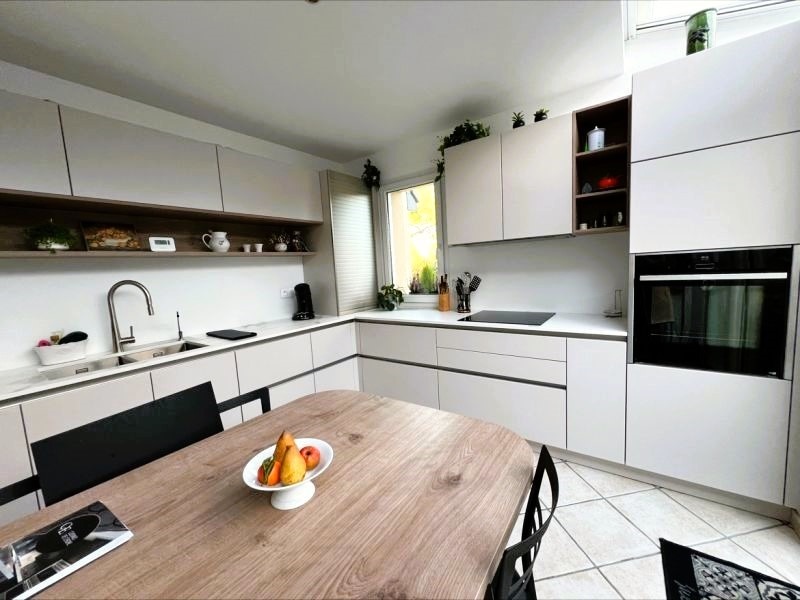 Table de cuisine finition bois en continuité des meubles bas dans une entrée à Sucé-sur-Erdre.