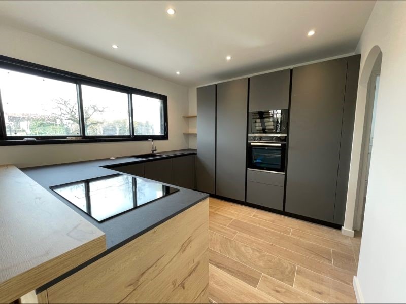 Cuisine contemporaine Armony Cucine gris anthracite et bois installée à Pont-Saint-Martin par Cuisines de l'Erdre.
