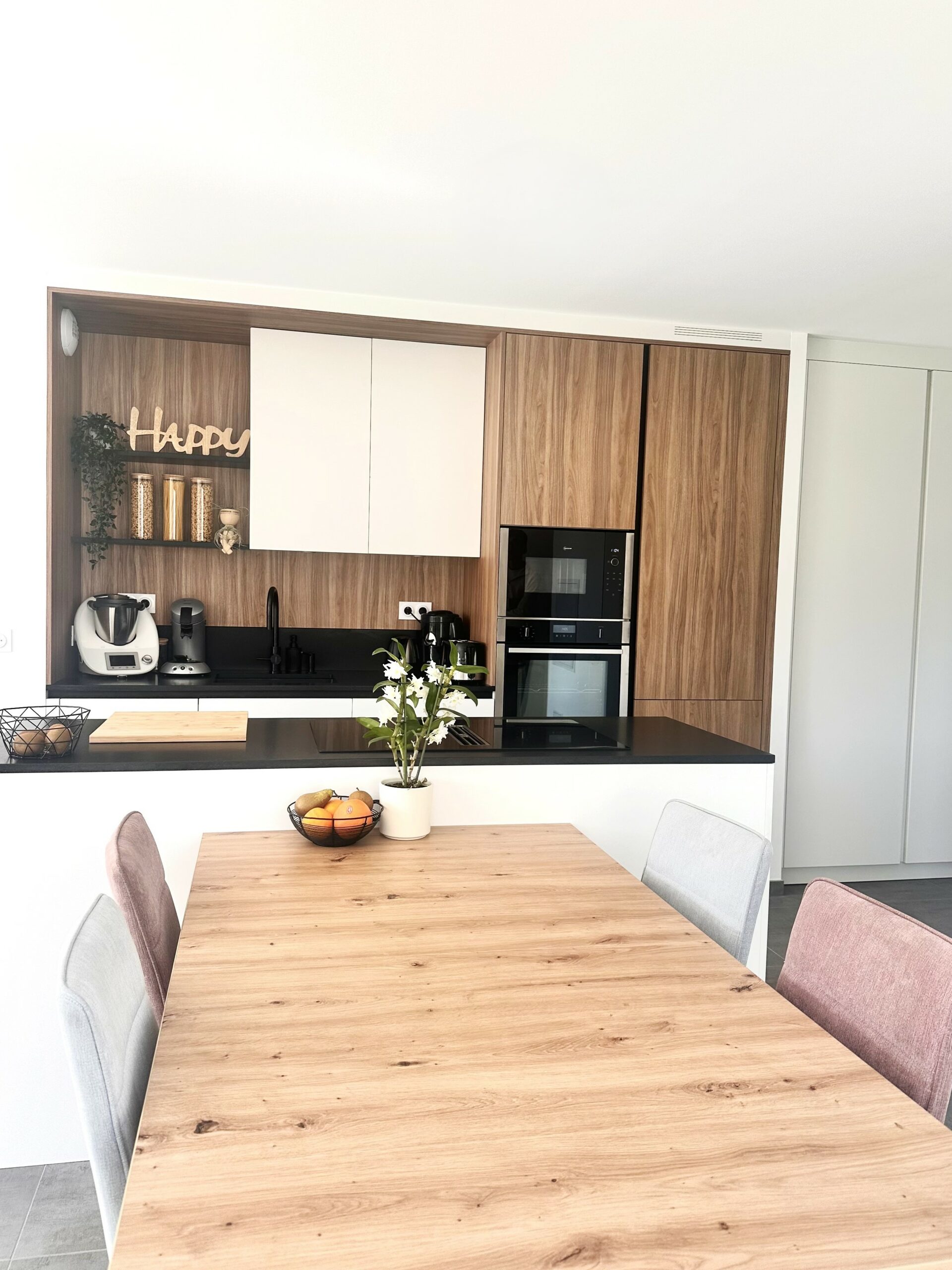 Colonnes de cuisine avec four encastré et niche décorative en finition bois à proximité de Nantes.