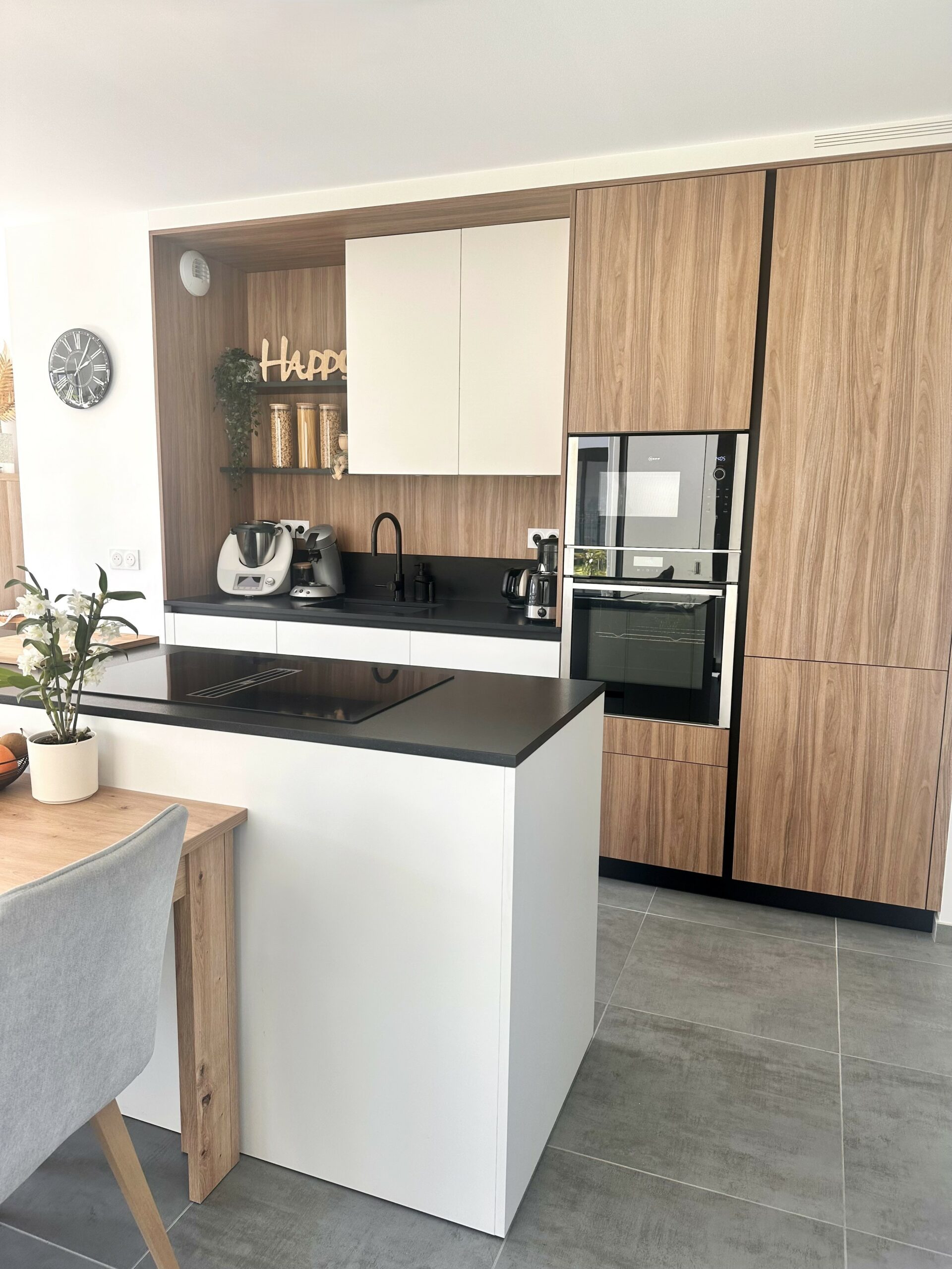 Colonnes de cuisine avec four encastré et niche décorative en finition bois à proximité de Nantes.