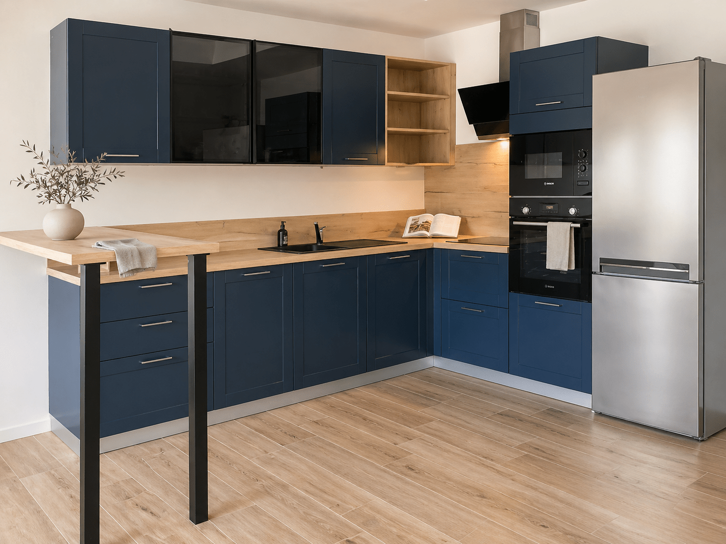 Cuisine contemporaine bleu foncé à cadre avec plan de travail bois installée à Vertou par Cuisines de l'Erdre.