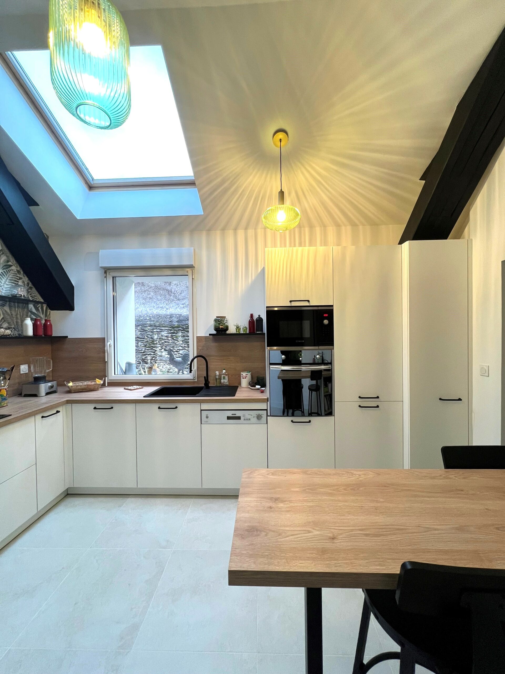 Verrière sur mesure sous mansarde pour arrière-cuisine en Loire-Atlantique.