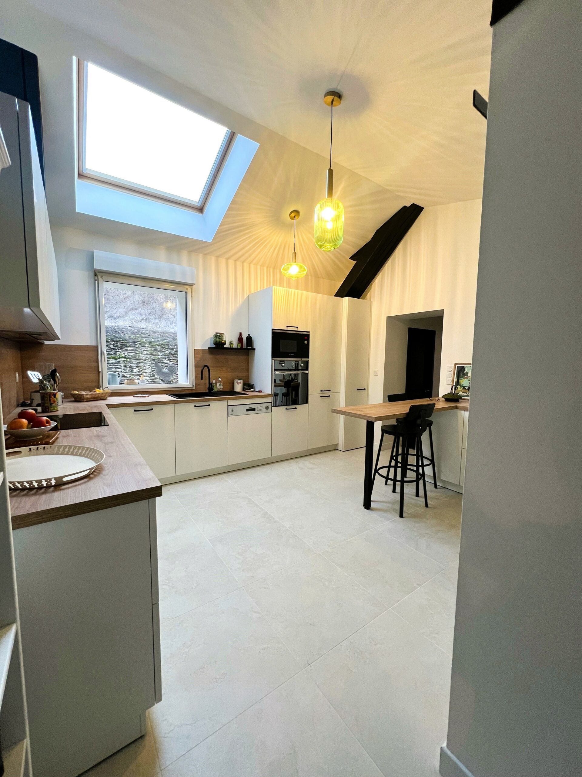 Cuisine contemporaine Armony Cucine blanche et bois installée à Sucé-sur-Erdre.