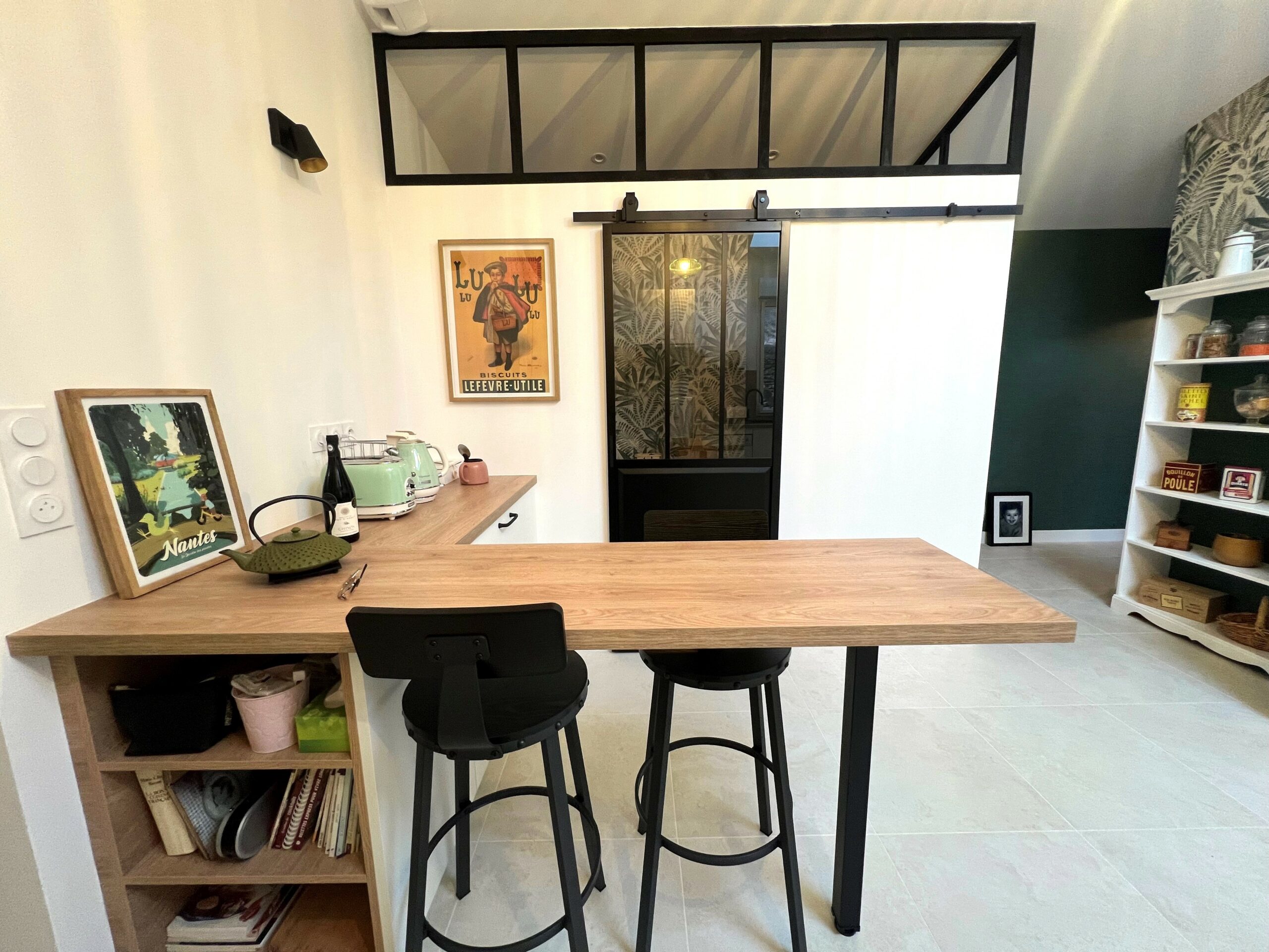 Table de cuisine sur mesure en finition bois créée par un ébéniste à Sucé-sur-Erdre.