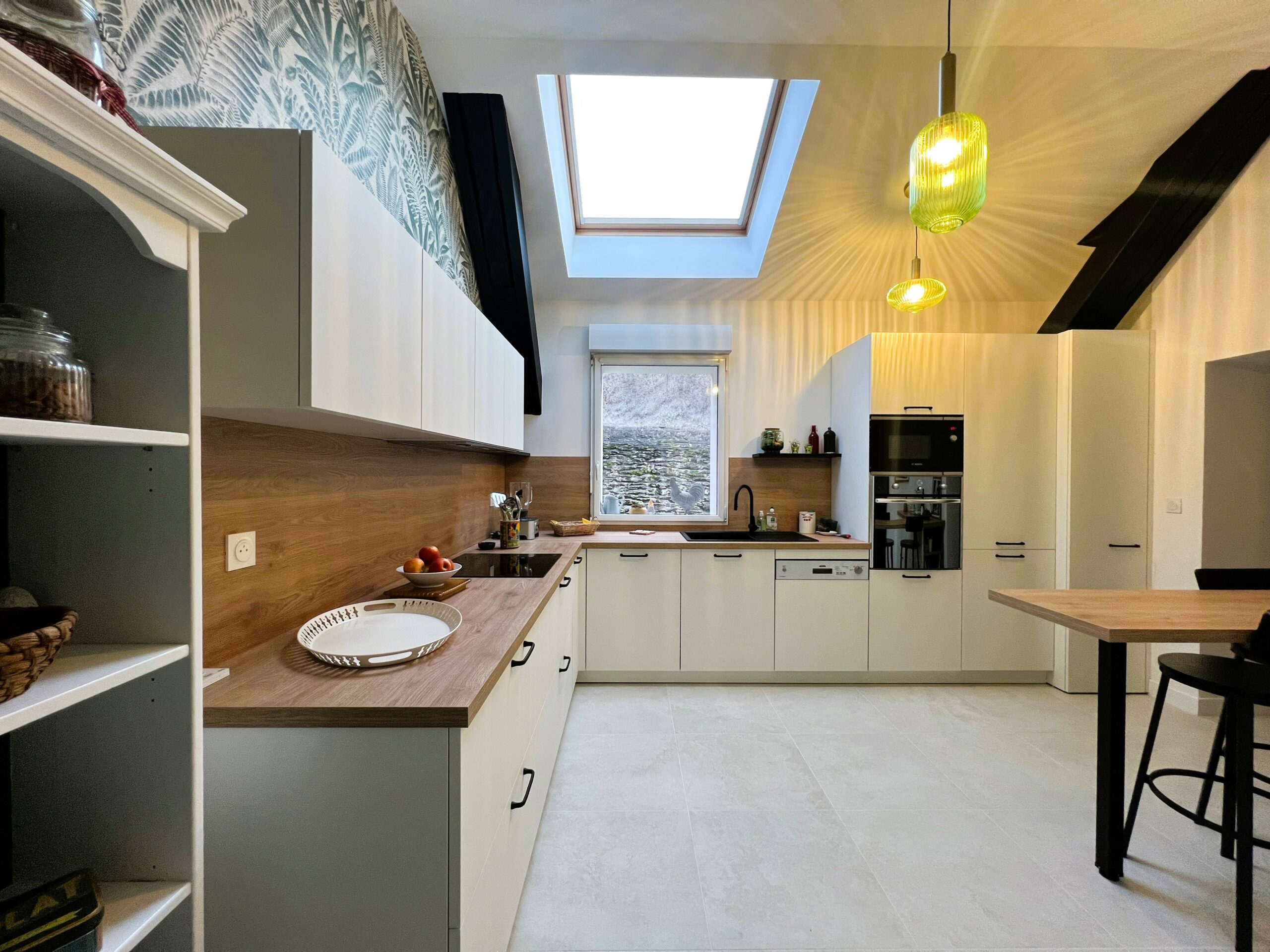 Cuisine contemporaine Armony Cucine blanche et bois installée à Sucé-sur-Erdre.