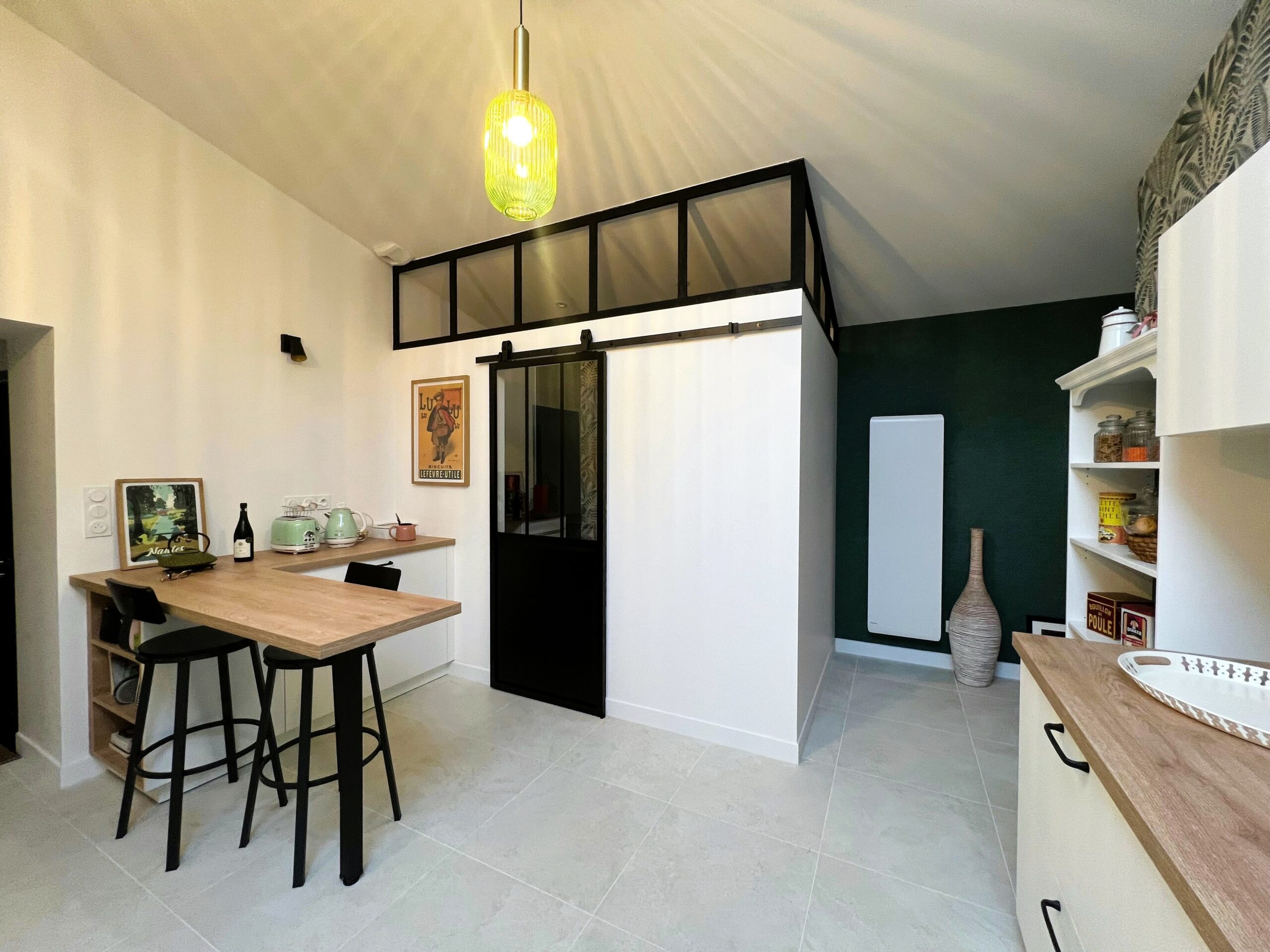 Porte coulissante en métal noir style industriel pour cuisine équipée à Sucé-sur-Erdre.