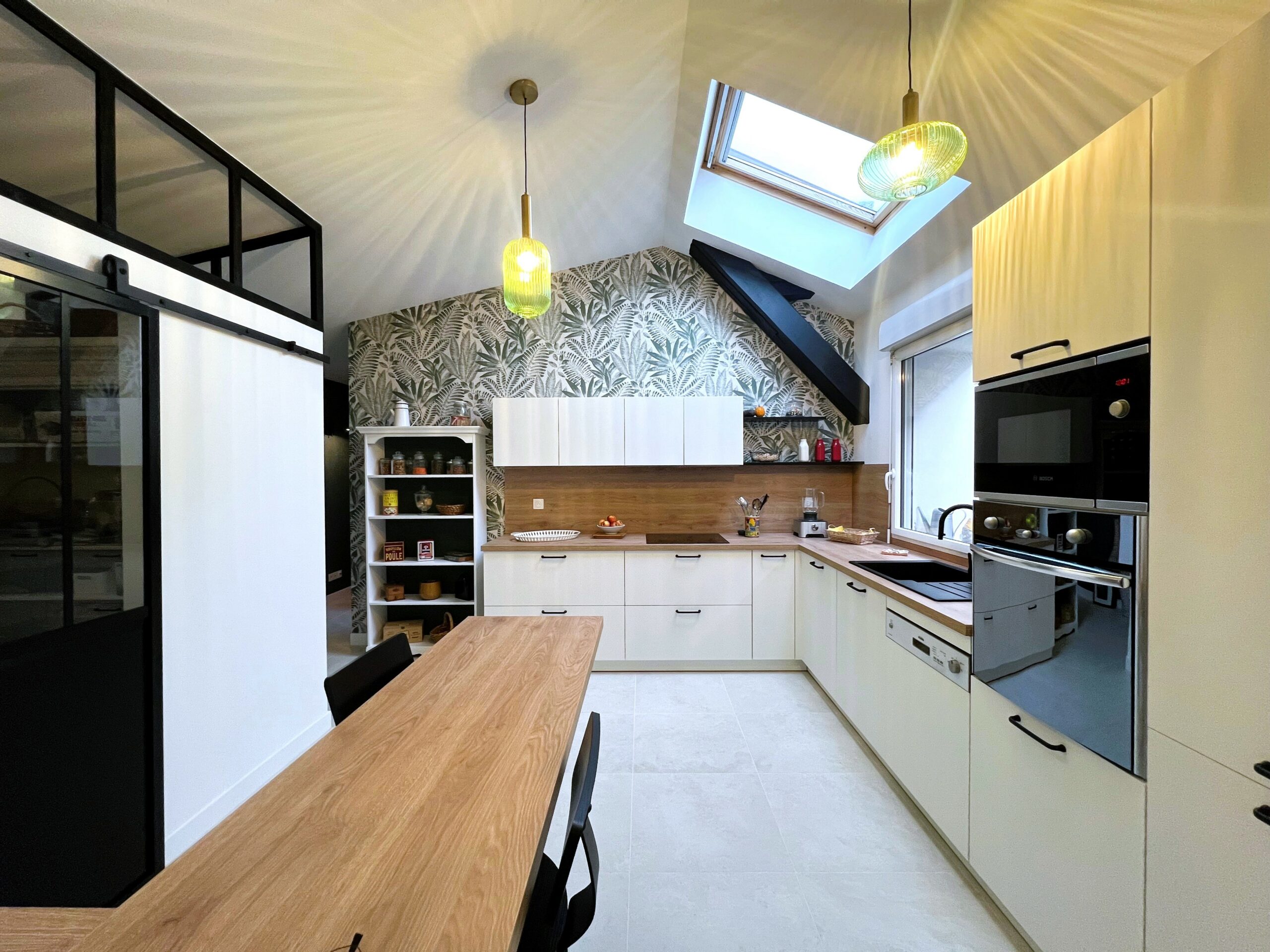 Cuisine contemporaine Armony Cucine blanche et bois installée à Sucé-sur-Erdre.