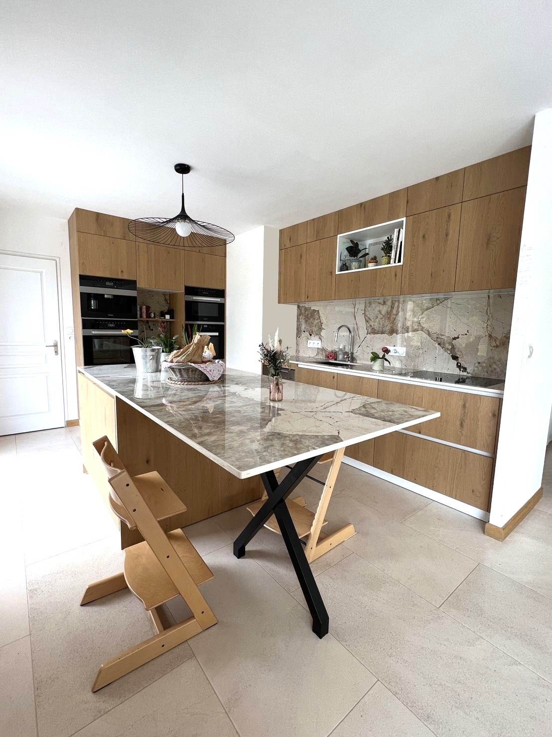 Cuisine contemporaine Armony Cucine avec façades bois et plan de travail en Dekton Khalo installée à Sucé-sur-Erdre.