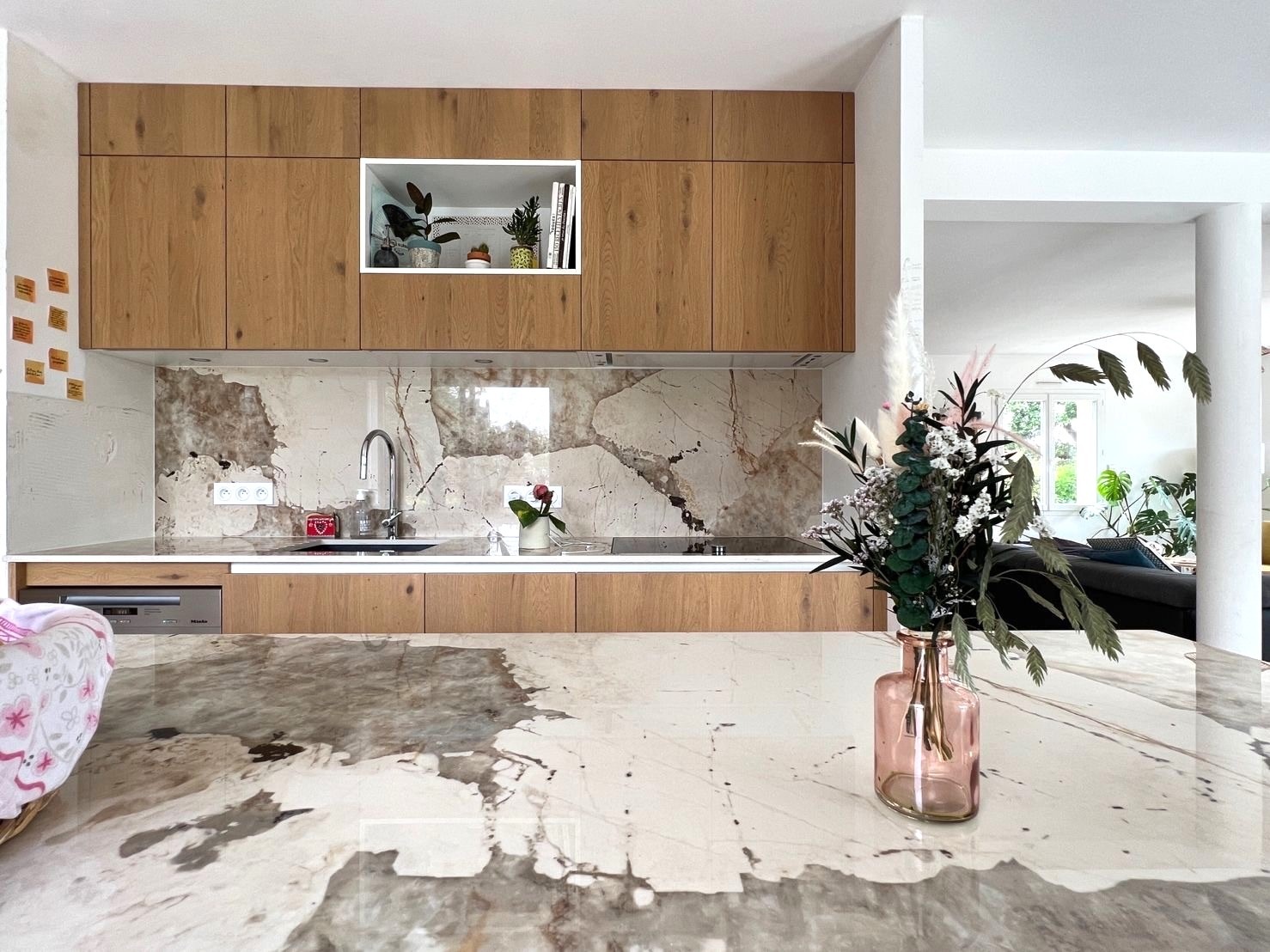 Îlot central de cuisine avec plan de travail en céramique Dekton Khalo façonné par Anjou Marbre en Loire-Atlantique.