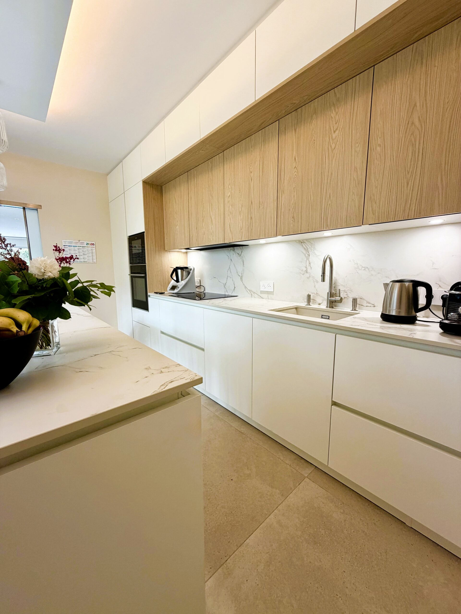 Cuisine haut de gamme ARMONY CUCINE à Sucé-sur-Erdre avec façades laquées blanches et bois finition contemporaine