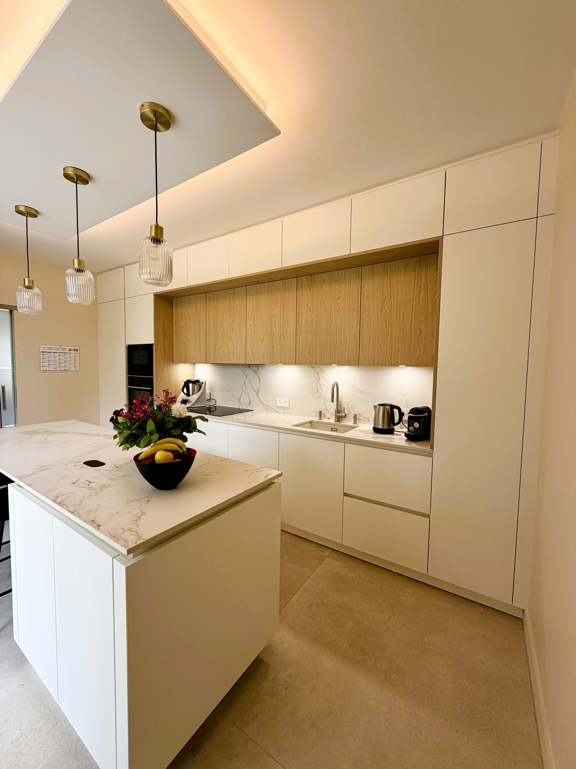 Cuisine design italien ARMONY CUCINE avec meubles hauts bois et blancs jusqu’au plafond