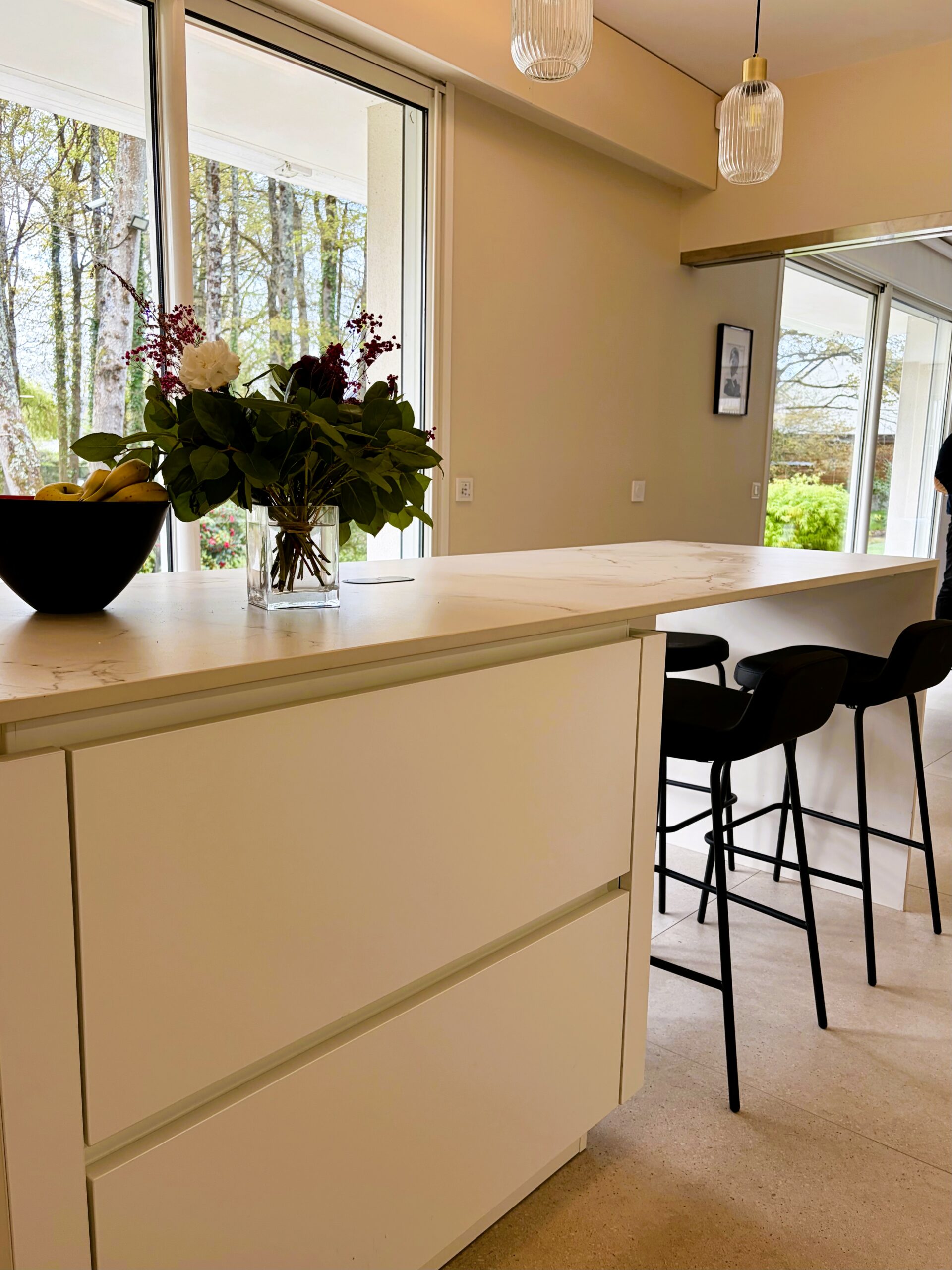 Cuisine haut de gamme ARMONY CUCINE à Sucé-sur-Erdre avec façades laquées blanches et bois finition contemporaine