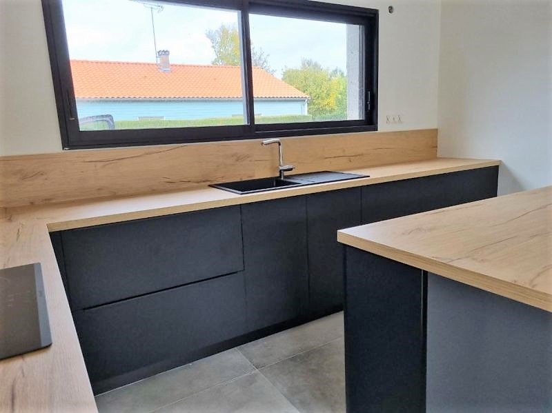 Cuisine Armony Cucine en laqué noir mat avec plan de travail bois à Sucé sur Erdre