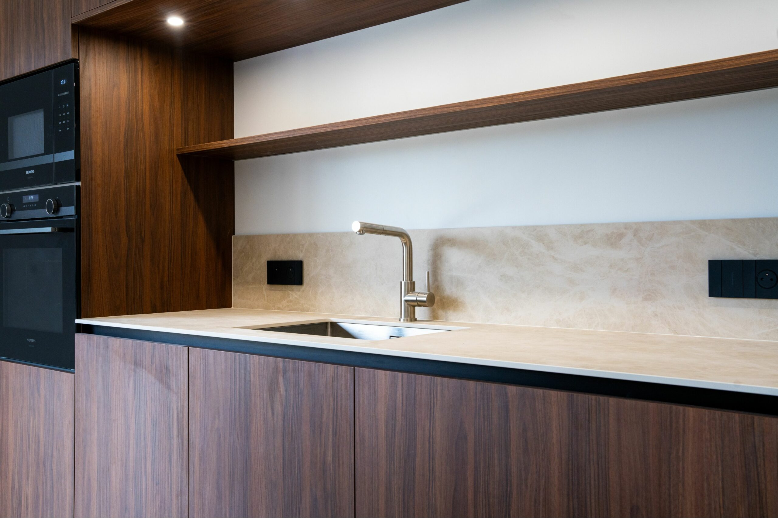 Cuisine sur mesure réalisée à Sucé-sur-Erdre par Cuisines de l’Erdre avec mobilier ARMONY CUCINE, façades bois et plan de travail en céramique Diamond Cream
