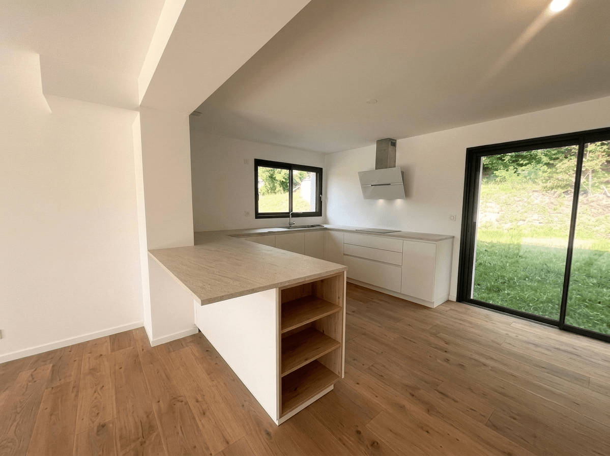 Cuisine sur mesure ARMONY CUCINE à Treillières près de Nantes avec façades blanc mat et plan de travail finition bois