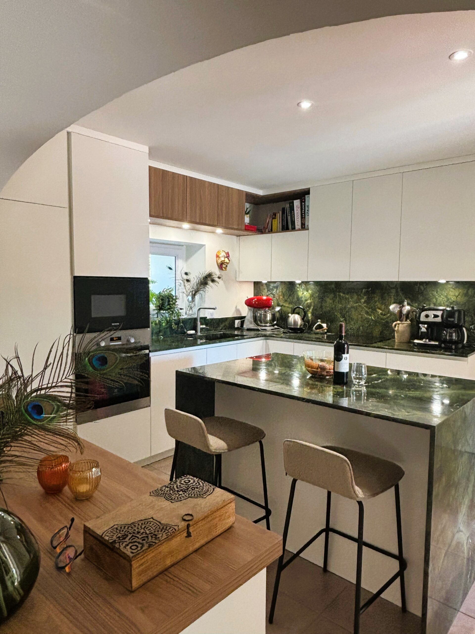 Îlot central de cuisine ARMONY CUCINE avec plan en quartzite et retombées en pierre réalisé par Cuisines de l’Erdre