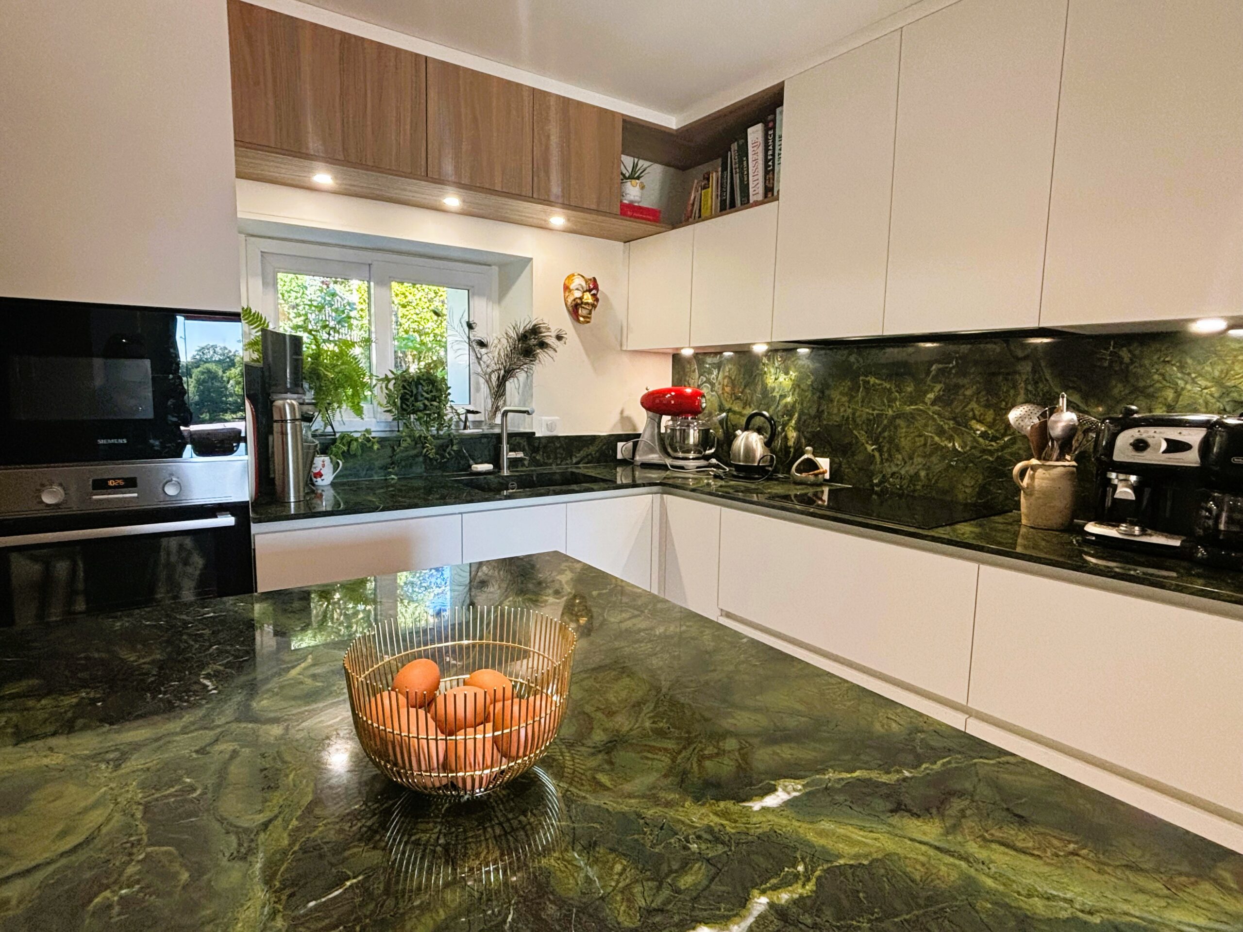 Cuisine équipée haut de gamme avec évier en quartzite et meubles blanc mat installée par Cuisines de l’Erdre en Loire-Atlantique