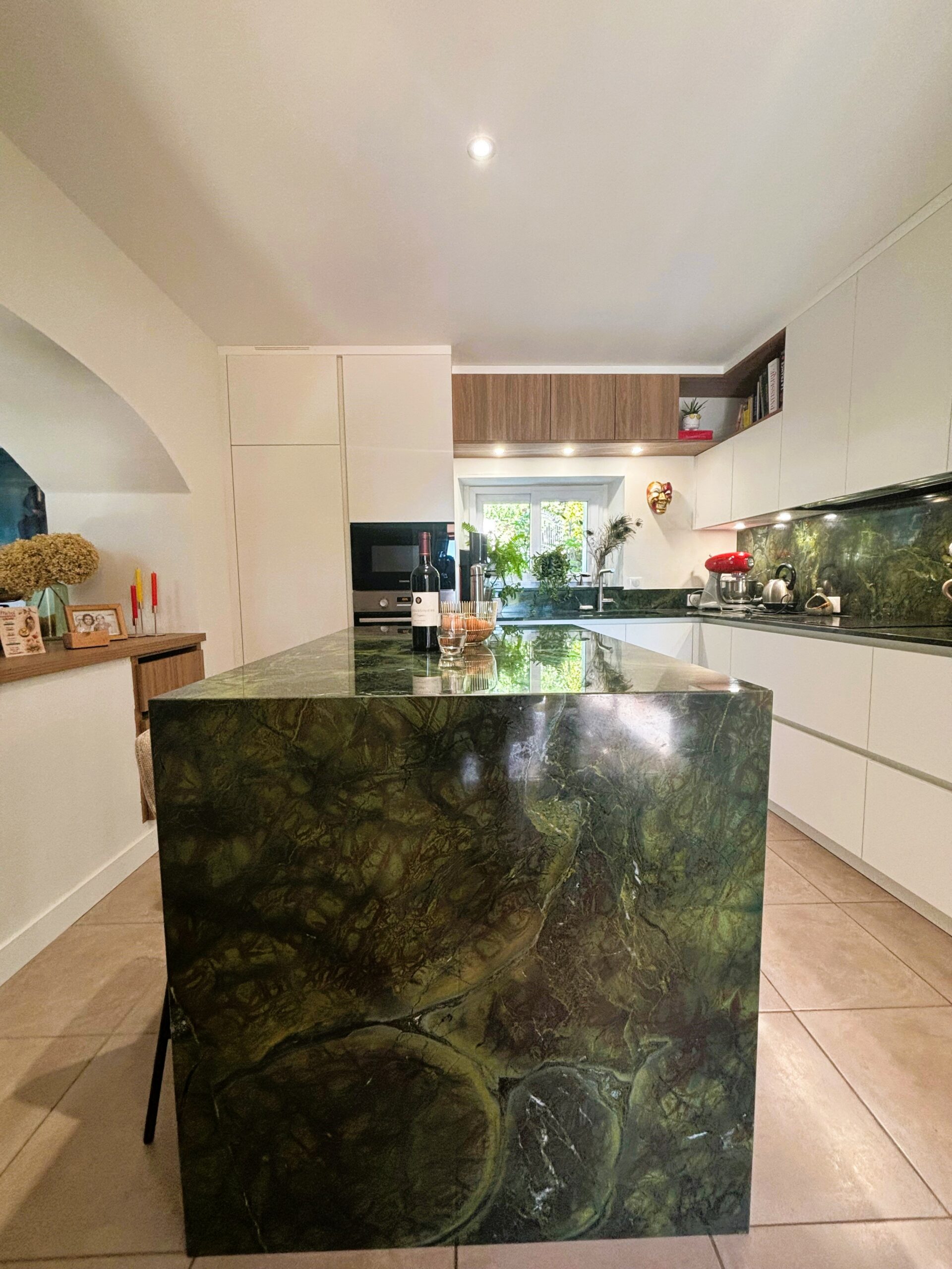 Cuisine haut de gamme ARMONY CUCINE installée à Guenrouet près de Nantes avec façades blanc mat et plan de travail en quartzite VERT FANTASTIQUE