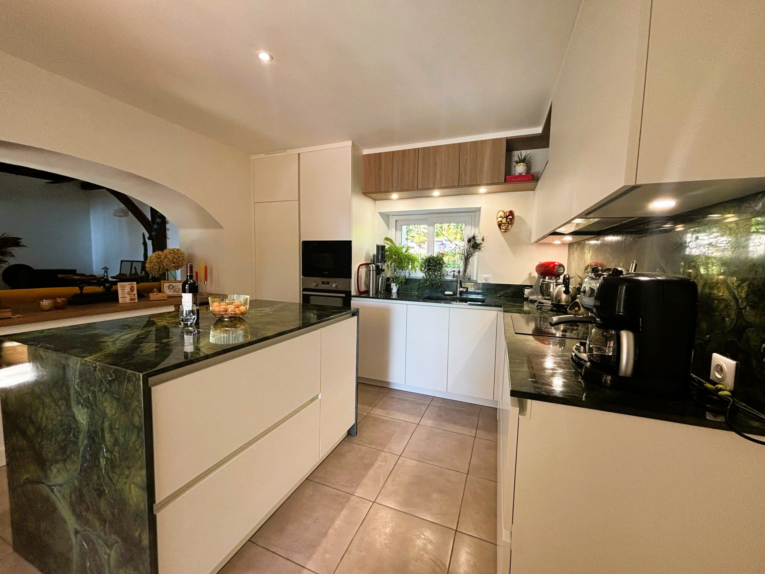 Cuisine haut de gamme ARMONY CUCINE installée à Guenrouet près de Nantes avec façades blanc mat et plan de travail en quartzite VERT FANTASTIQUE