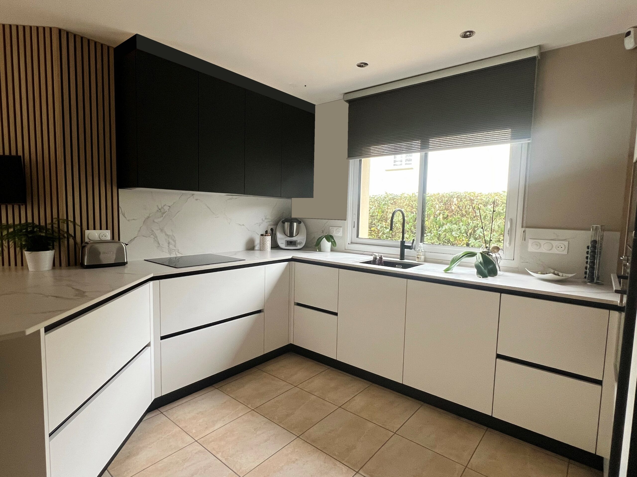 Plan de travail Dekton céramique effet marbre et façades blanches d’une cuisine ARMONY CUCINE installée à Héric en Loire-Atlantique.
