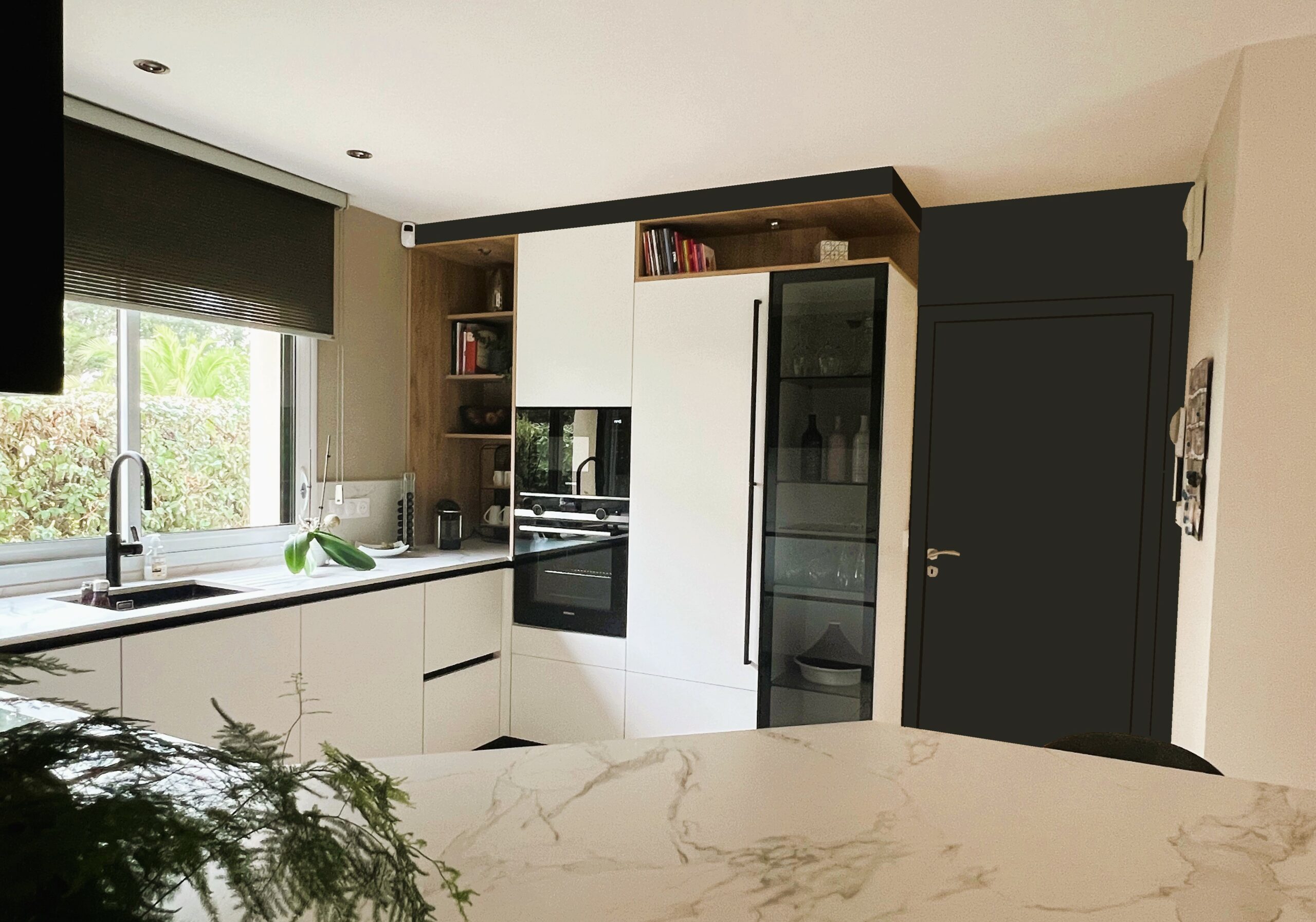 Meubles blancs sans poignées, électroménager noir et niches en finition bois dans une cuisine ARMONY CUCINE à Héric.